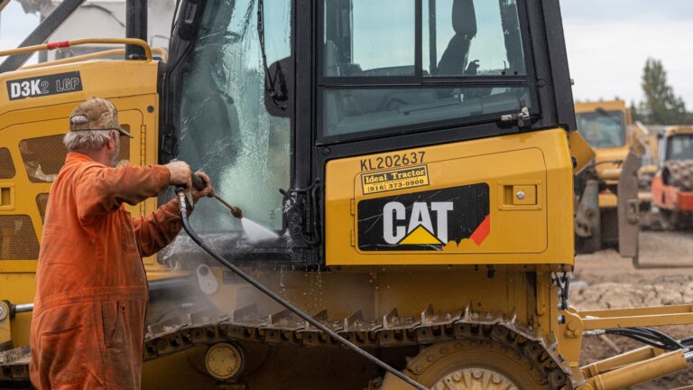 107097083 1659389050196 gettyimages 1242252534 CATERPILLAR EARNS