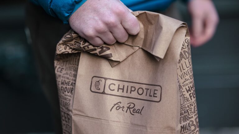 108010993 1721825509853 gettyimages 1980611058 CHIPOTLE EARNS