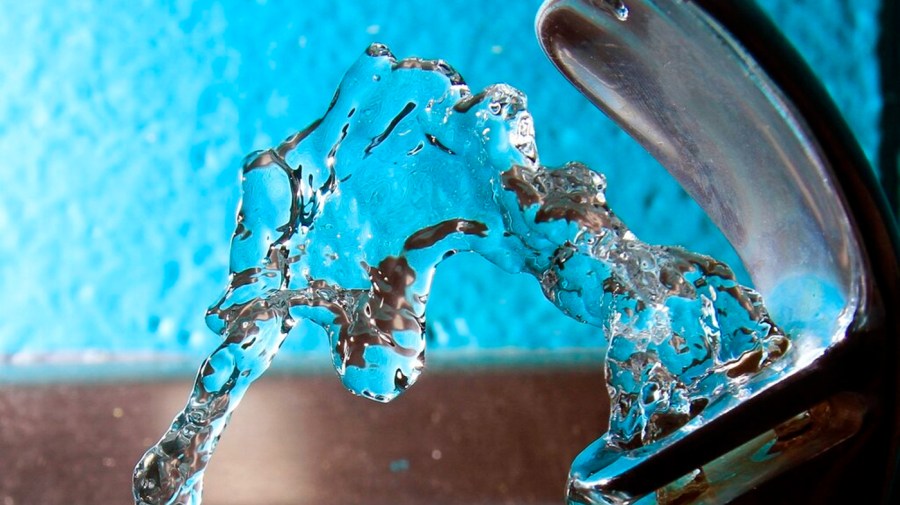 Drinking water 010711 APPhotoJimCole