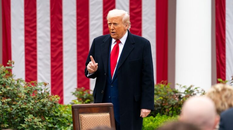 trumpdonald 040225gn21 w