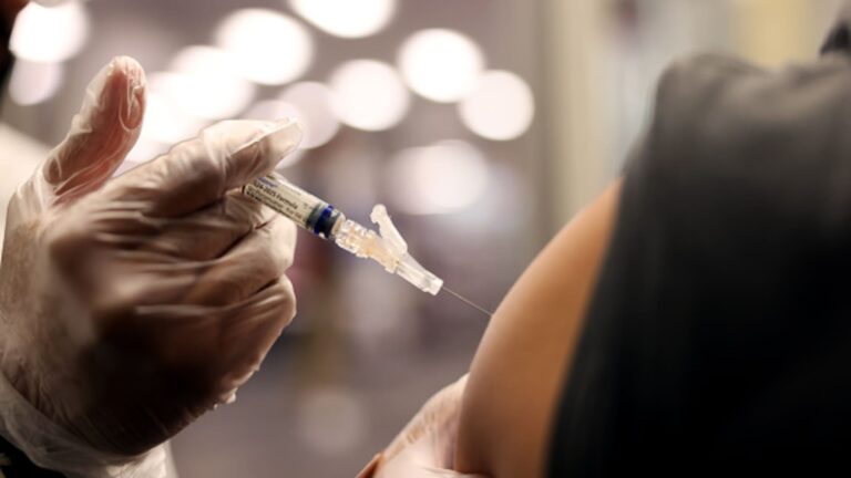 108026872 1724881387376 gettyimages 2168146888 1473216 me 0828 covid vaccines cmh 06